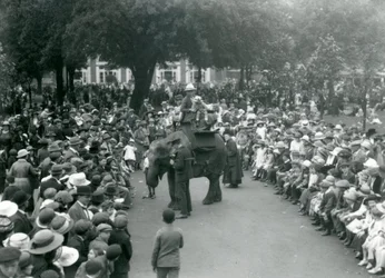 Menigte bezoekers kijkt naar een olifantenrit in de London Zoo, augustus bank holiday, 1922